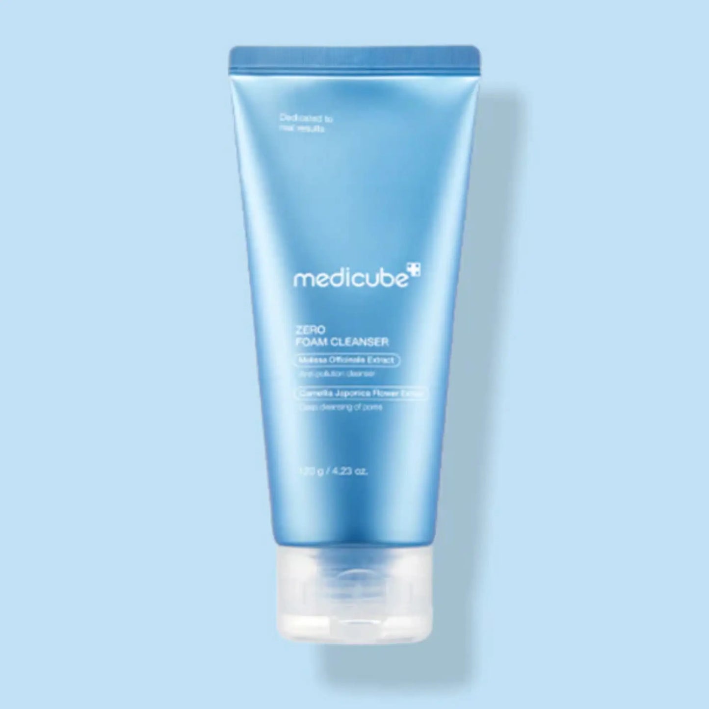 Medicube Zero Foam Cleanser 120g, espuma de limpeza facial coreana com fórmula suave que cria espuma cremosa para limpar profundamente, textura branca cremosa aplicada sobre fundo branco, cosmética coreana skincare k-beauty Portugal.