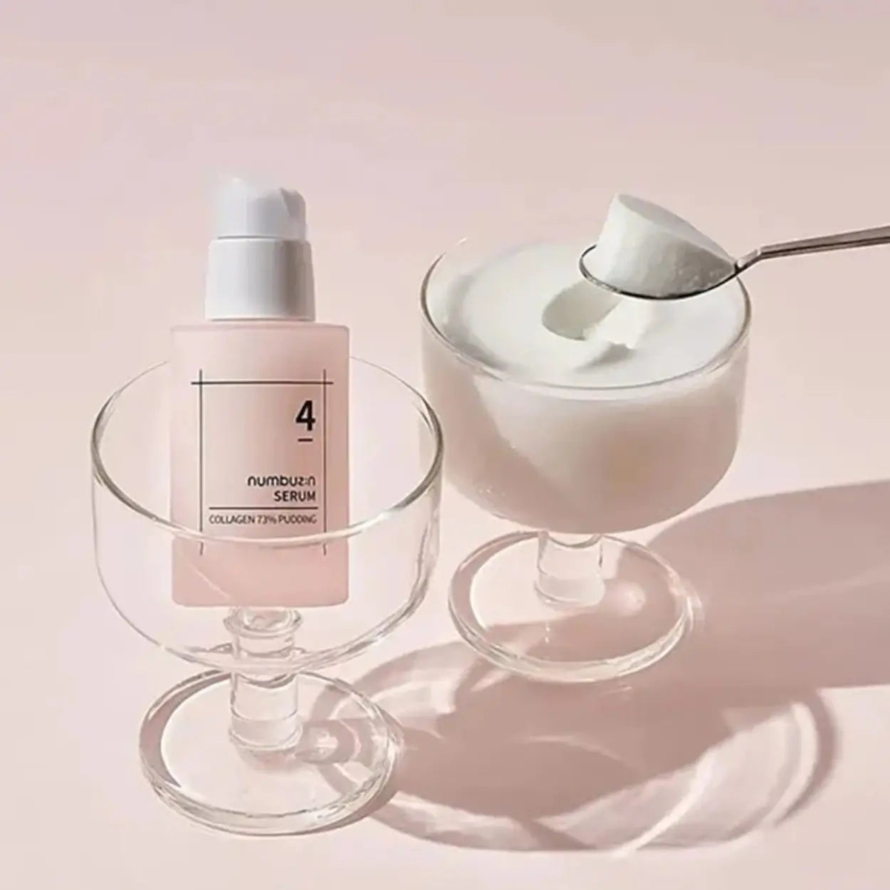 Numbuzin No.4 Collagen 73% Pudding Serum com textura visível e colher – sérum reafirmante com colagénio marinho 73%, ajuda a suavizar rugas e a hidratar profundamente, cosmética coreana, skincare k-beauty Portugal