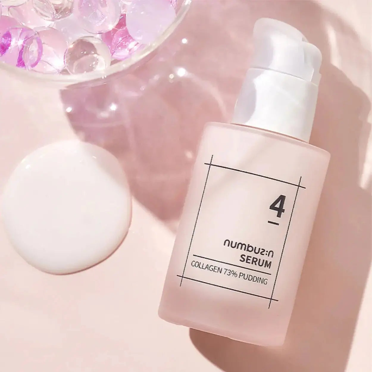 Numbuzin No.4 Collagen 73% Pudding Serum iluminado sobre fundo rosa claro – tratamento antienvelhecimento para melhorar a firmeza e aspeto saudável da pele, cosmética coreana, skincare k-beauty Portugal