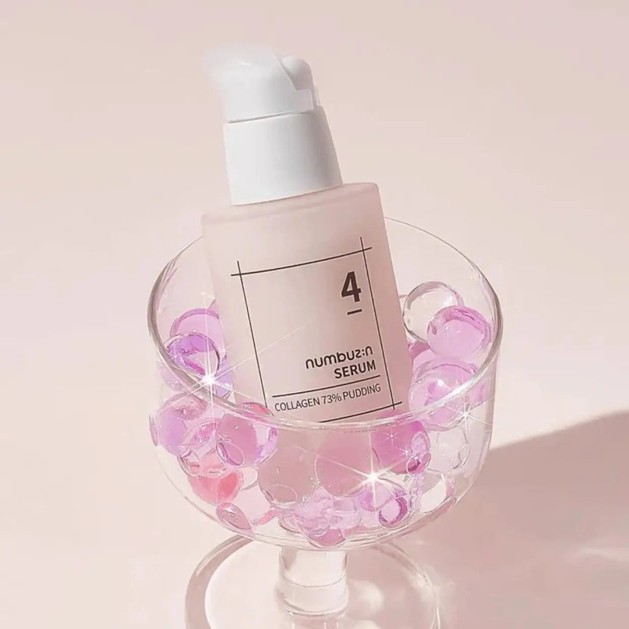 Numbuzin No.4 Collagen 73% Pudding Serum dentro de taça rosa decorativa – sérum facial coreano ideal para pele madura e flácida, com efeito tensor visível, cosmética coreana, skincare k-beauty Portugal