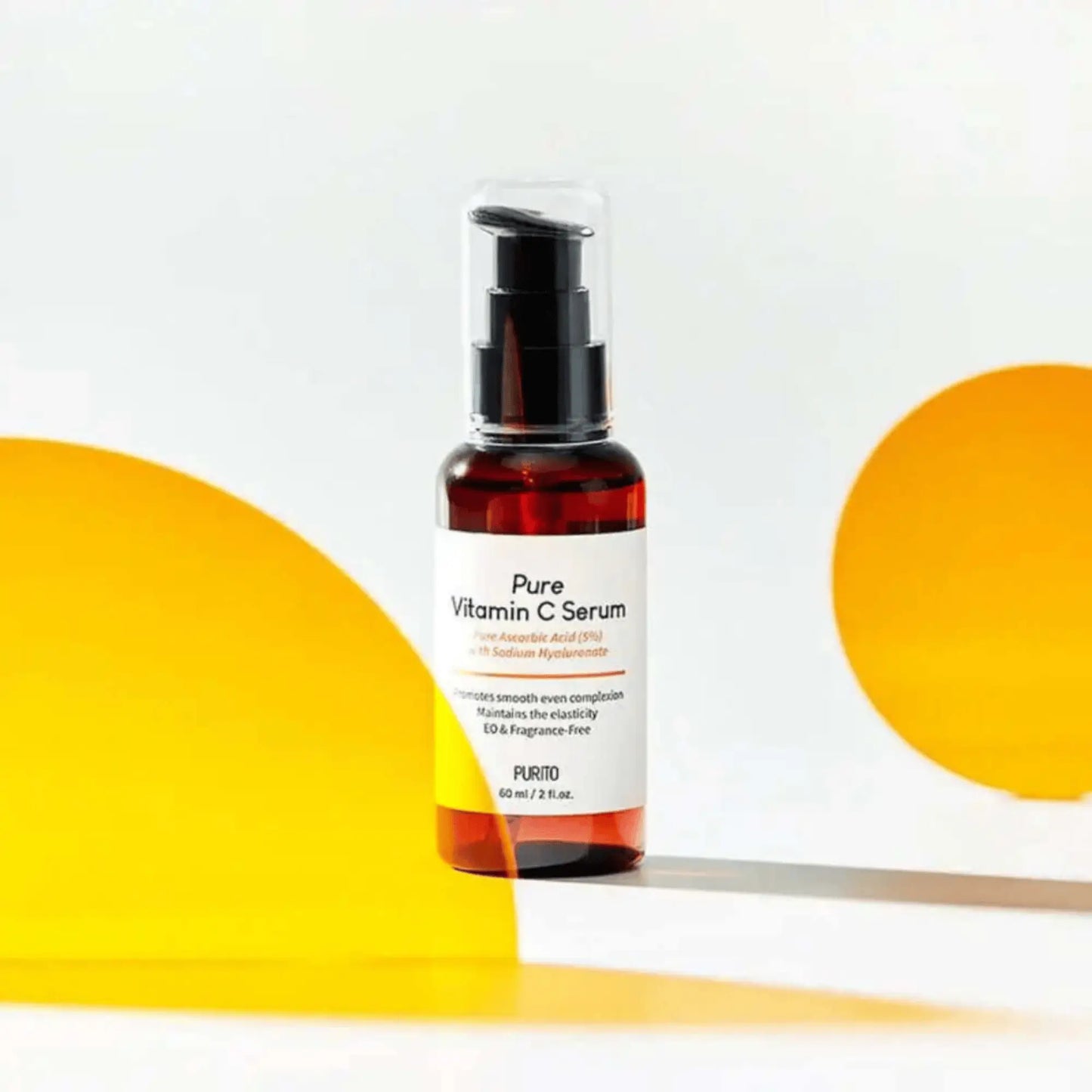 PURITO Pure Vitamin C Serum deitado com fundo gráfico laranja e branco – sérum facial antioxidante para todos os tipos de pele, cosmética coreana, skincare k-beauty Portugal
