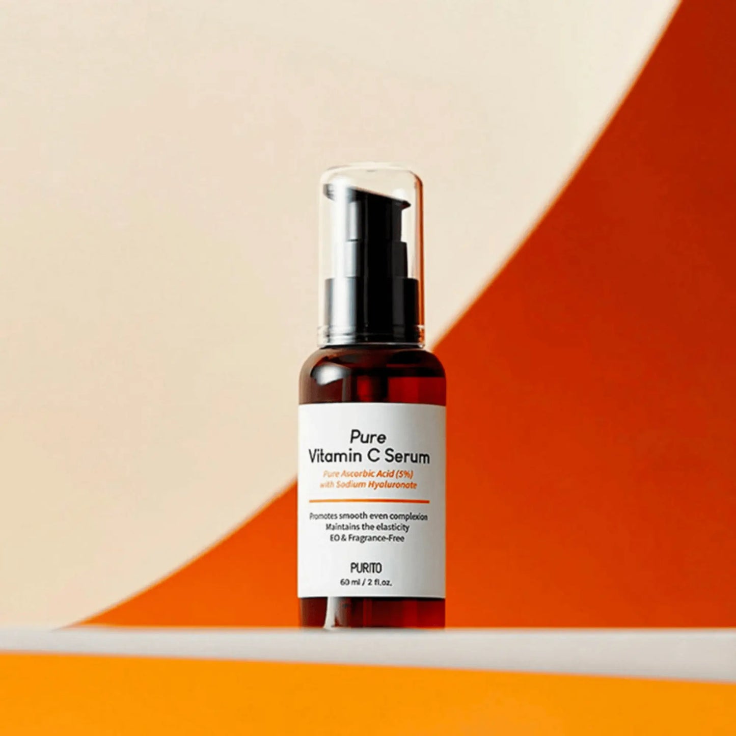 PURITO Pure Vitamin C Serum sobre superfície curva laranja – sérum facial coreano com 5% de vitamina C, melhora o tom da pele e reduz manchas, cosmética coreana, skincare k-beauty Portugal