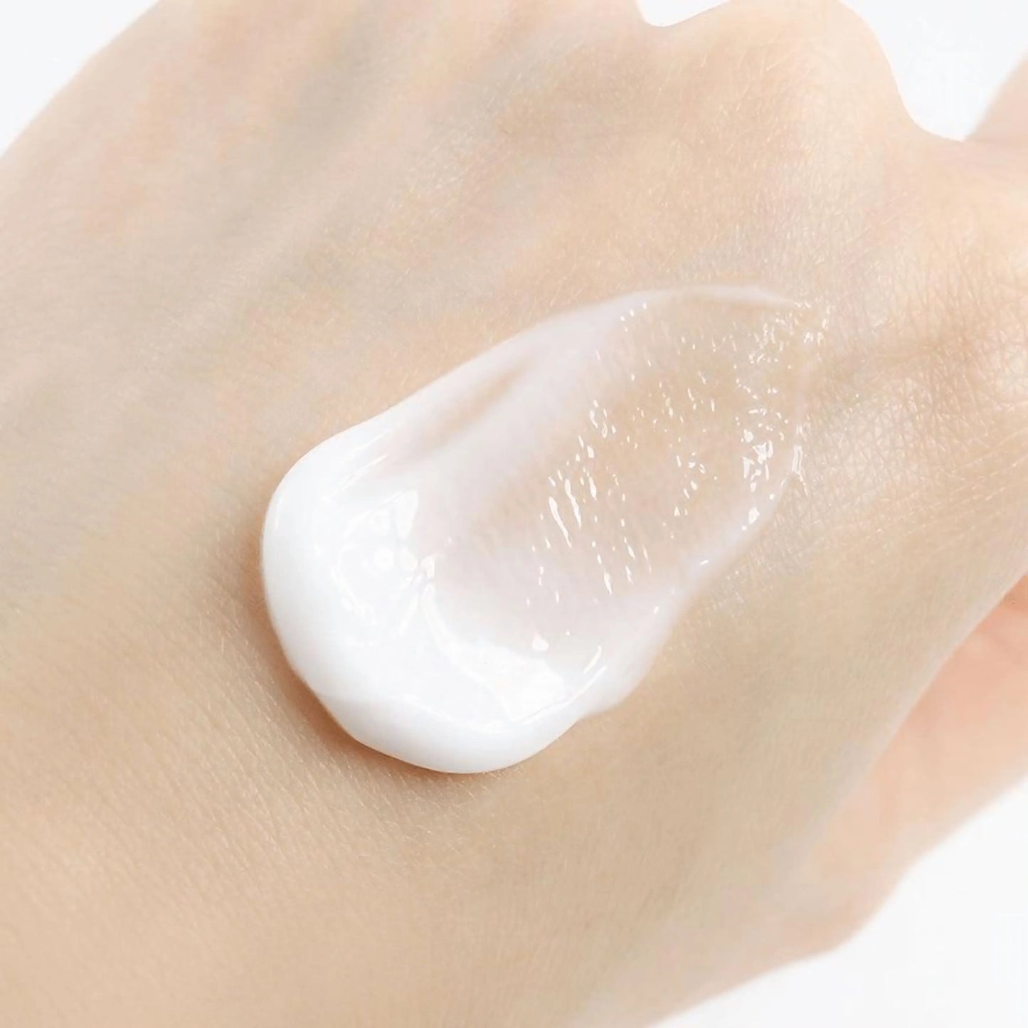 Round Lab 1025 Dokdo Cream — textura do creme aplicada na pele, mostrando a sua absorção e hidratação intensa para pele sensível. Cosmética coreana e skincare k-beauty Portugal.
