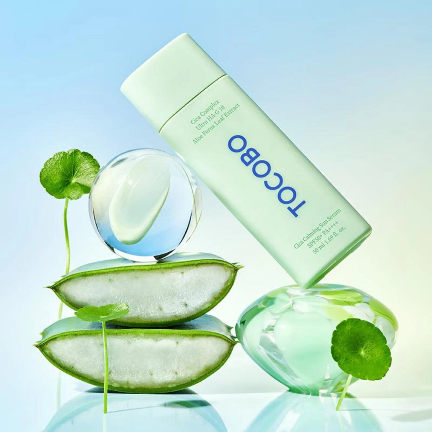 TOCOBO Cica Calming Sun Serum – protetor solar em sérum com centella asiática e aloe vera em destaque visual, representando a fórmula calmante e hidratante ideal para pele sensível, cosmética coreana e skincare k-beauty Portugal