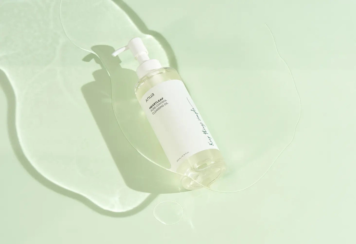 Heartleaf Pore Control Cleansing Oil da Anua – óleo de limpeza suave e eficaz que dissolve impurezas, maquilhagem e excesso de oleosidade. Enriquecido com extrato de heartleaf, purifica os poros sem irritar a pele. Um essencial da cosmética coreana e do k-beauty para um rosto limpo e equilibrado