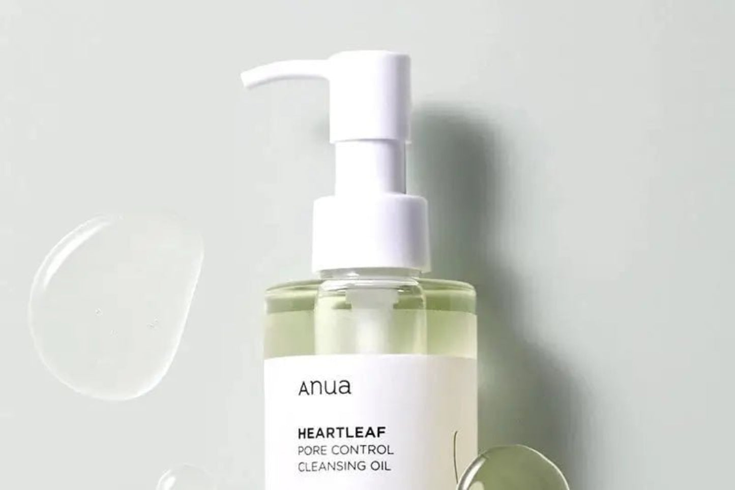 Heartleaf Pore Control Cleansing Oil da Anua – óleo de limpeza suave e eficaz que dissolve impurezas, maquilhagem e excesso de oleosidade. Enriquecido com extrato de heartleaf, purifica os poros sem irritar a pele. Um essencial da cosmética coreana e do k-beauty para um rosto limpo e equilibrado