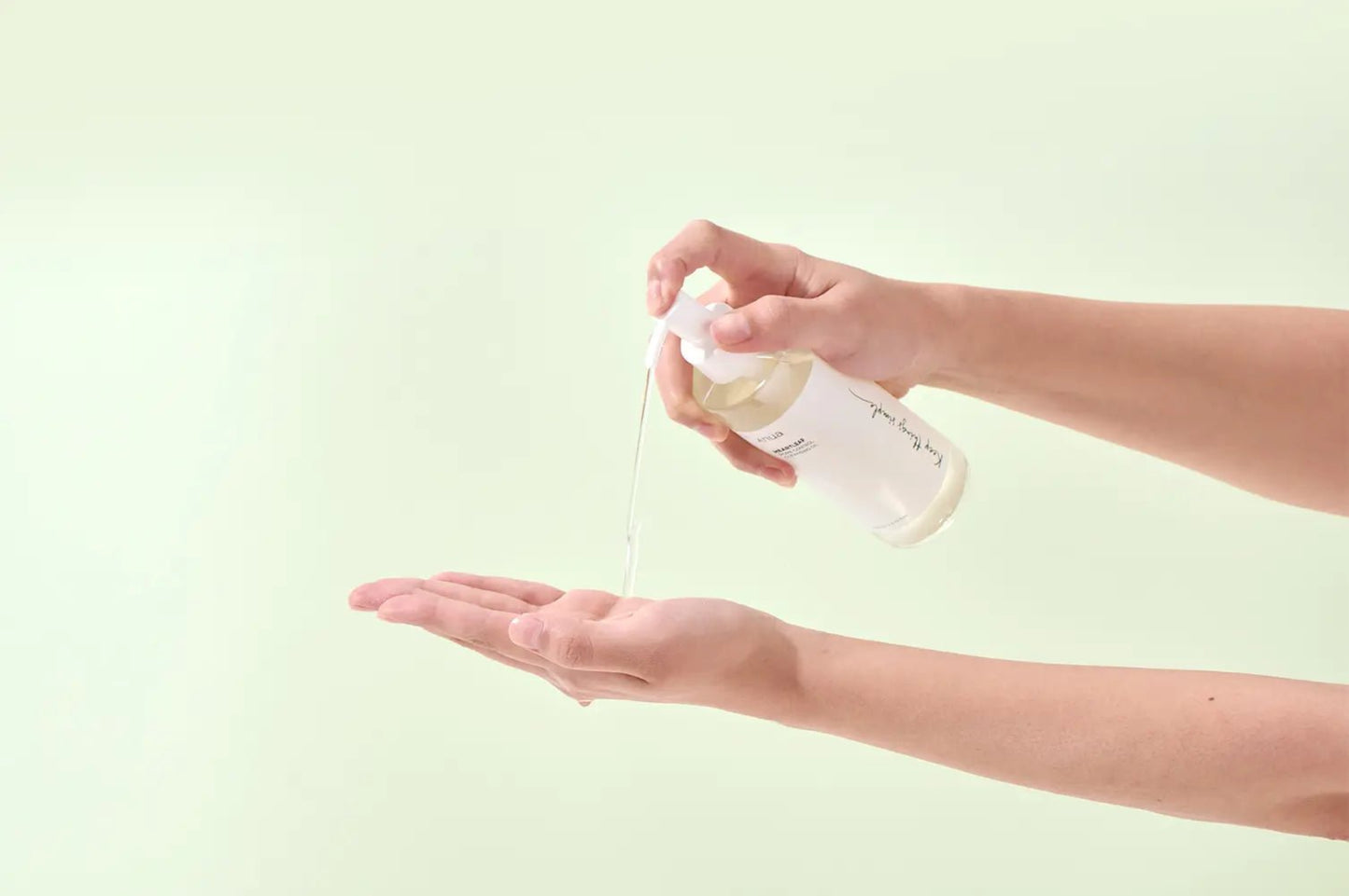 Heartleaf Pore Control Cleansing Oil da Anua – óleo de limpeza suave e eficaz que dissolve impurezas, maquilhagem e excesso de oleosidade. Enriquecido com extrato de heartleaf, purifica os poros sem irritar a pele. Um essencial da cosmética coreana e do k-beauty para um rosto limpo e equilibrado