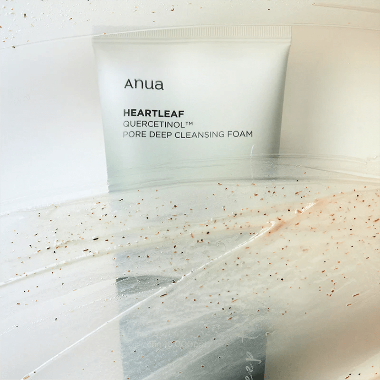 Heartleaf Quercetinol Pore Deep Cleansing Foam da Anua – espuma de limpeza profunda com extrato de houttuynia cordata (33,4%) e quercetina. Remove impurezas e excesso de oleosidade sem ressecar, deixando a pele fresca e equilibrada. Um essencial da cosmética coreana e do k-beauty para uma limpeza eficaz e suave