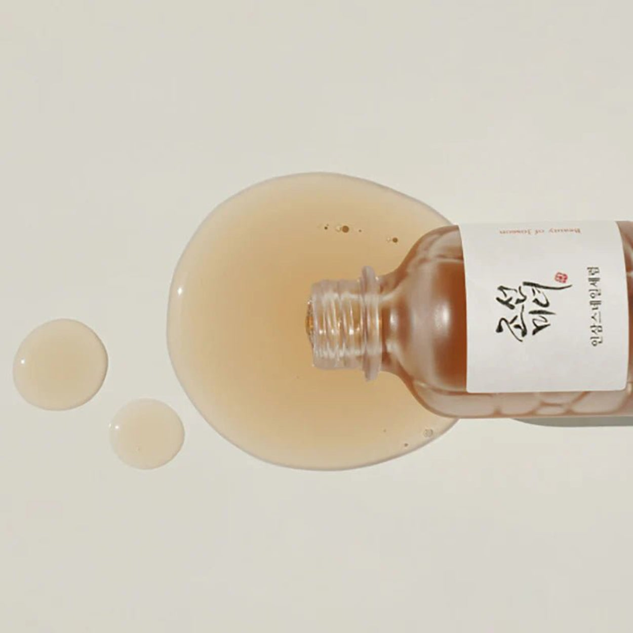 Revive Serum Ginseng + Snail Mucin da Beauty of Joseon – sérum revitalizante com ginseng e mucina de caracol, ideal para nutrir e restaurar a pele. A sua fórmula potente hidrata profundamente, melhora a elasticidade e proporciona um efeito iluminador. Um essencial de k-beauty para uma pele saudável e radiante na tua rotina de cosmética coreana