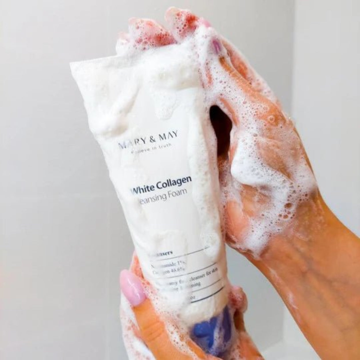 White Collagen Cleansing Foam da Mary & May – espuma de limpeza cremosa com 46,6% de colagénio e 1% de niacinamida, ideal para iluminar e reafirmar a pele. Remove impurezas e excesso de oleosidade sem ressecar, deixando a pele hidratada e radiante. Um essencial na tua rotina de skincare coreano para uma limpeza eficaz e delicada