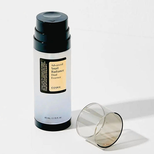 Advanced Snail Radiance Dual Essence da COSRX – essência bifásica com mucina de caracol e niacinamida, formulada para hidratar, iluminar e reforçar a barreira cutânea. Combina os benefícios regeneradores da mucina de caracol com o poder iluminador da niacinamida, proporcionando uma pele mais firme, suave e radiante. Perfeito para todos os tipos de pele na rotina de skincare coreano.