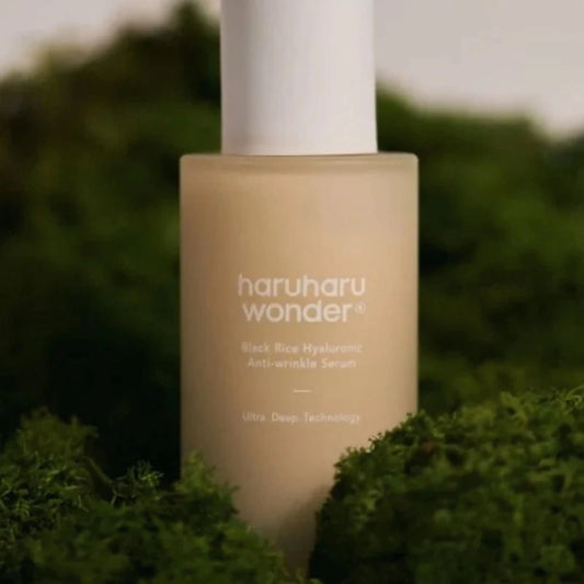 Black Rice Hyaluronic Anti-Wrinkle Serum da Haruharu Wonder – sérum coreano anti-rugas com arroz preto fermentado, ácido hialurónico e adenosina. Hidrata profundamente, melhora a firmeza e reduz visivelmente linhas finas. Ideal para pele madura ou desidratada. Parte essencial da cosmética coreana na rotina de skincare k-beauty Portugal.