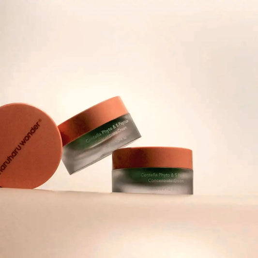 Centella Phyto & 5 Peptide Concentrate Cream da Haruharu Wonder – creme concentrado com centella asiática e cinco tipos de peptídeos para acalmar, hidratar e fortalecer a pele. A sua fórmula nutritiva ajuda a reduzir a vermelhidão, promover a regeneração celular e melhorar a firmeza da pele, sendo ideal para peles sensíveis e desidratadas. Um essencial da cosmética coreana para um skincare eficaz e reparador.