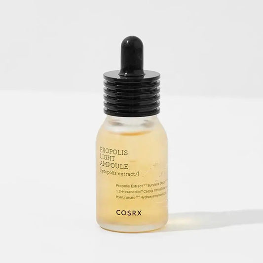 Full Fit Propolis Light Ampoule da COSRX – ampola concentrada com 83% de extrato de própolis para nutrir, acalmar e iluminar a pele. A sua fórmula leve e de rápida absorção hidrata profundamente, reforça a barreira cutânea e proporciona um brilho saudável sem sensação pegajosa. Perfeito para peles desidratadas, sensíveis ou com falta de luminosidade na rotina de skincare coreano.