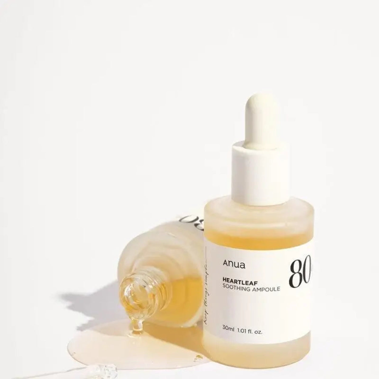 Heartleaf 80% Ampoule da Anua – ampola altamente concentrada com 80% de extrato de heartleaf, formulada para acalmar, hidratar e reduzir a inflamação da pele sensível. Com textura leve e rápida absorção, ajuda a fortalecer a barreira cutânea e a equilibrar a oleosidade, tornando-se um essencial na rotina de skincare coreano.
