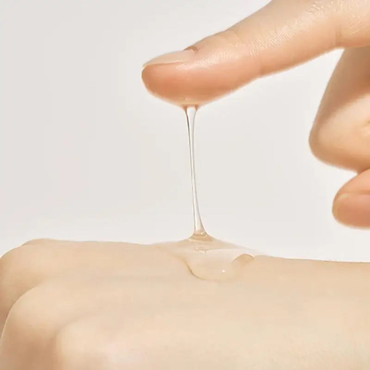Heartleaf 80% Ampoule da Anua – ampola altamente concentrada com 80% de extrato de heartleaf, formulada para acalmar, hidratar e reduzir a inflamação da pele sensível. Com textura leve e rápida absorção, ajuda a fortalecer a barreira cutânea e a equilibrar a oleosidade, tornando-se um essencial na rotina de skincare coreano.