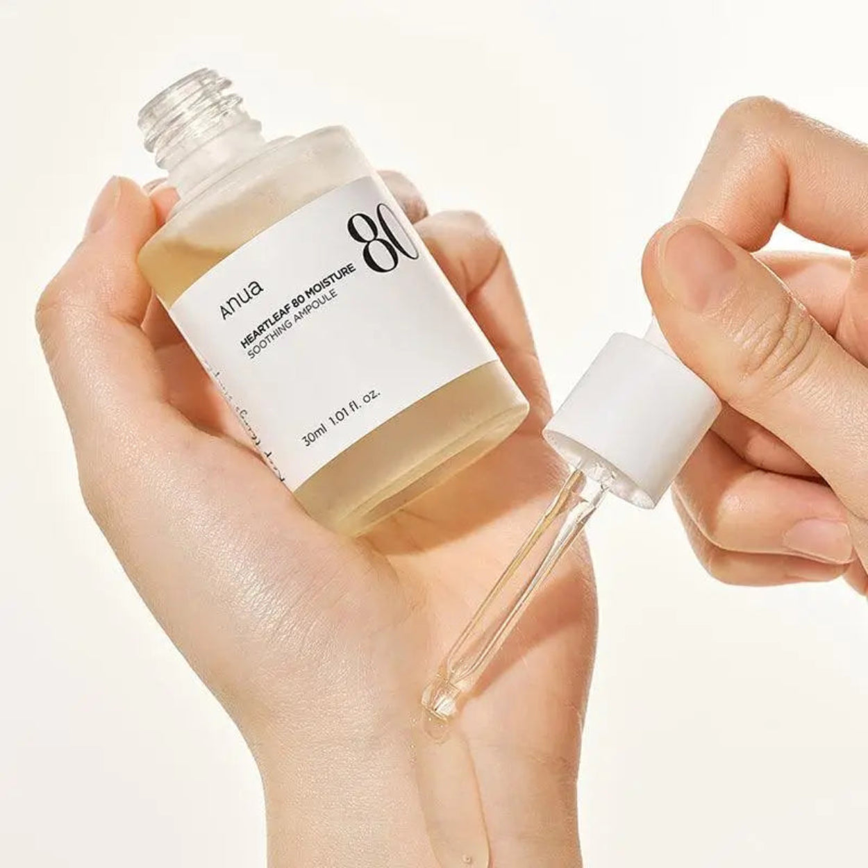 Heartleaf 80% Ampoule da Anua – ampola altamente concentrada com 80% de extrato de heartleaf, formulada para acalmar, hidratar e reduzir a inflamação da pele sensível. Com textura leve e rápida absorção, ajuda a fortalecer a barreira cutânea e a equilibrar a oleosidade, tornando-se um essencial na rotina de skincare coreano.