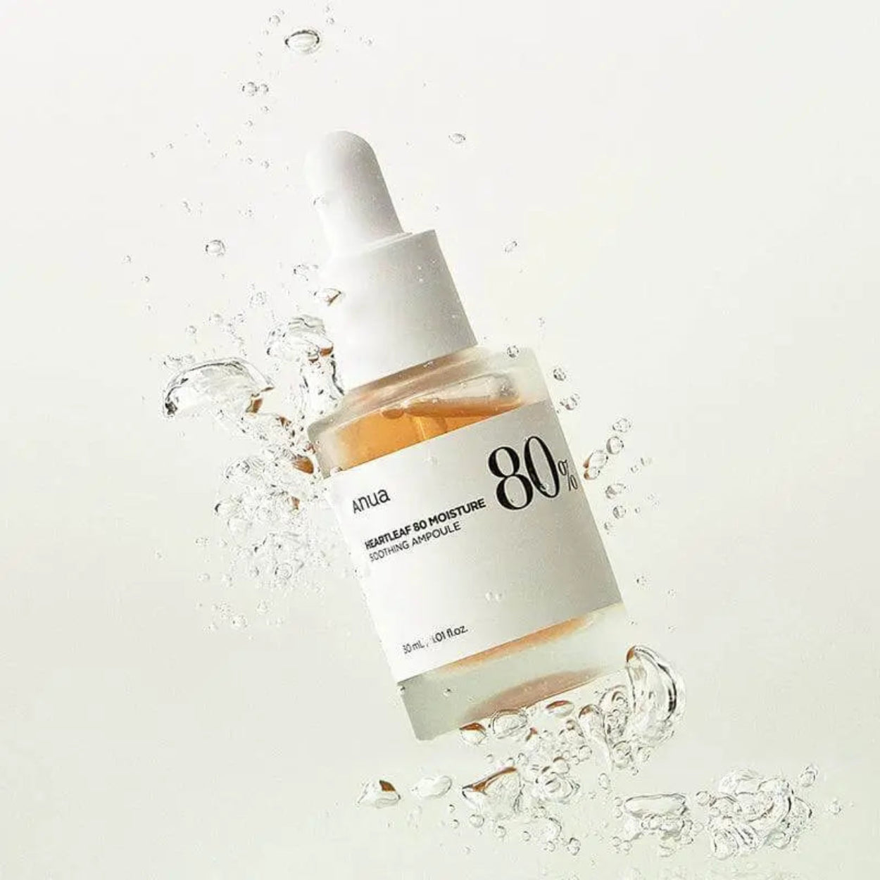 Heartleaf 80% Ampoule da Anua – ampola altamente concentrada com 80% de extrato de heartleaf, formulada para acalmar, hidratar e reduzir a inflamação da pele sensível. Com textura leve e rápida absorção, ajuda a fortalecer a barreira cutânea e a equilibrar a oleosidade, tornando-se um essencial na rotina de skincare coreano.