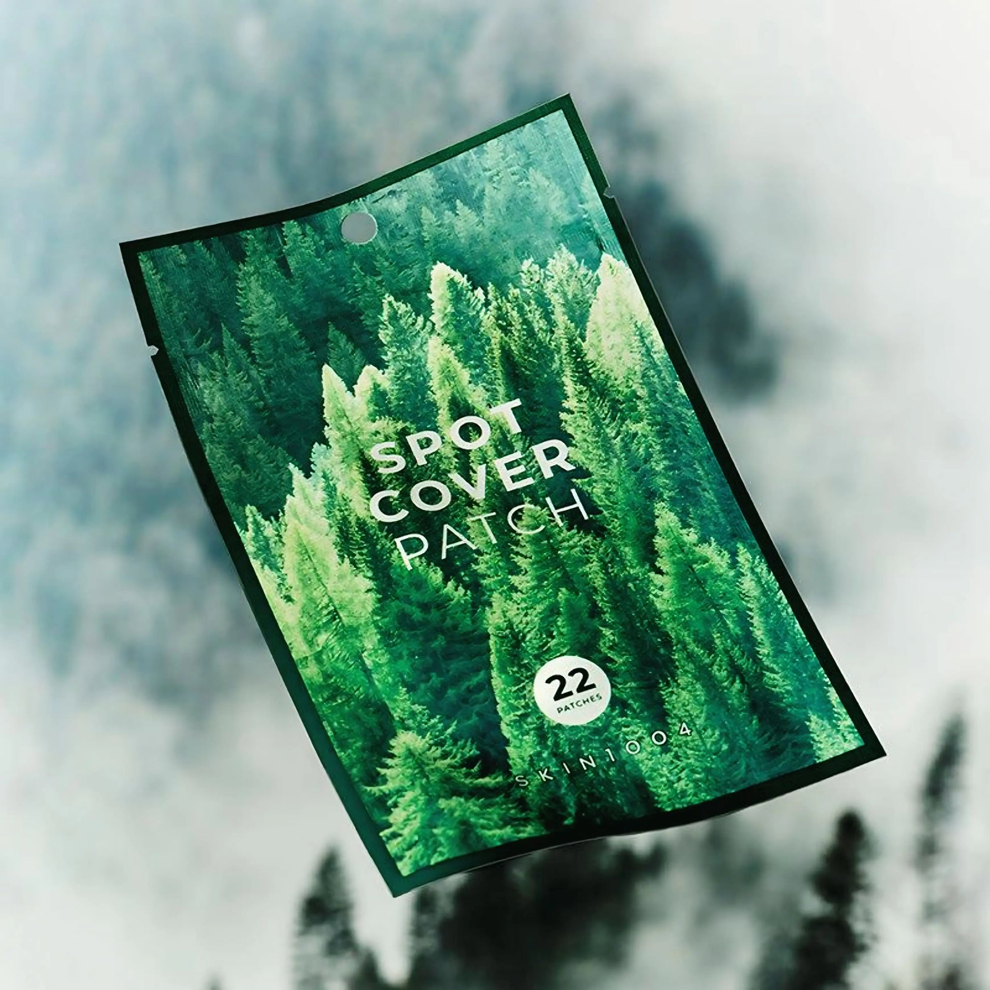 Spot Cover Patch da SKIN1004 – patches coreanos invisíveis para borbulhas, com centella asiática e filme hidrocolóide que protege, acalma e acelera a cicatrização de imperfeições. Aderem perfeitamente à pele, criando uma barreira contra bactérias e impurezas, enquanto reduzem a inflamação e absorvem o excesso de sebo. Essencial da cosmética coreana para um cuidado localizado eficaz na rotina de skincare k-beauty.