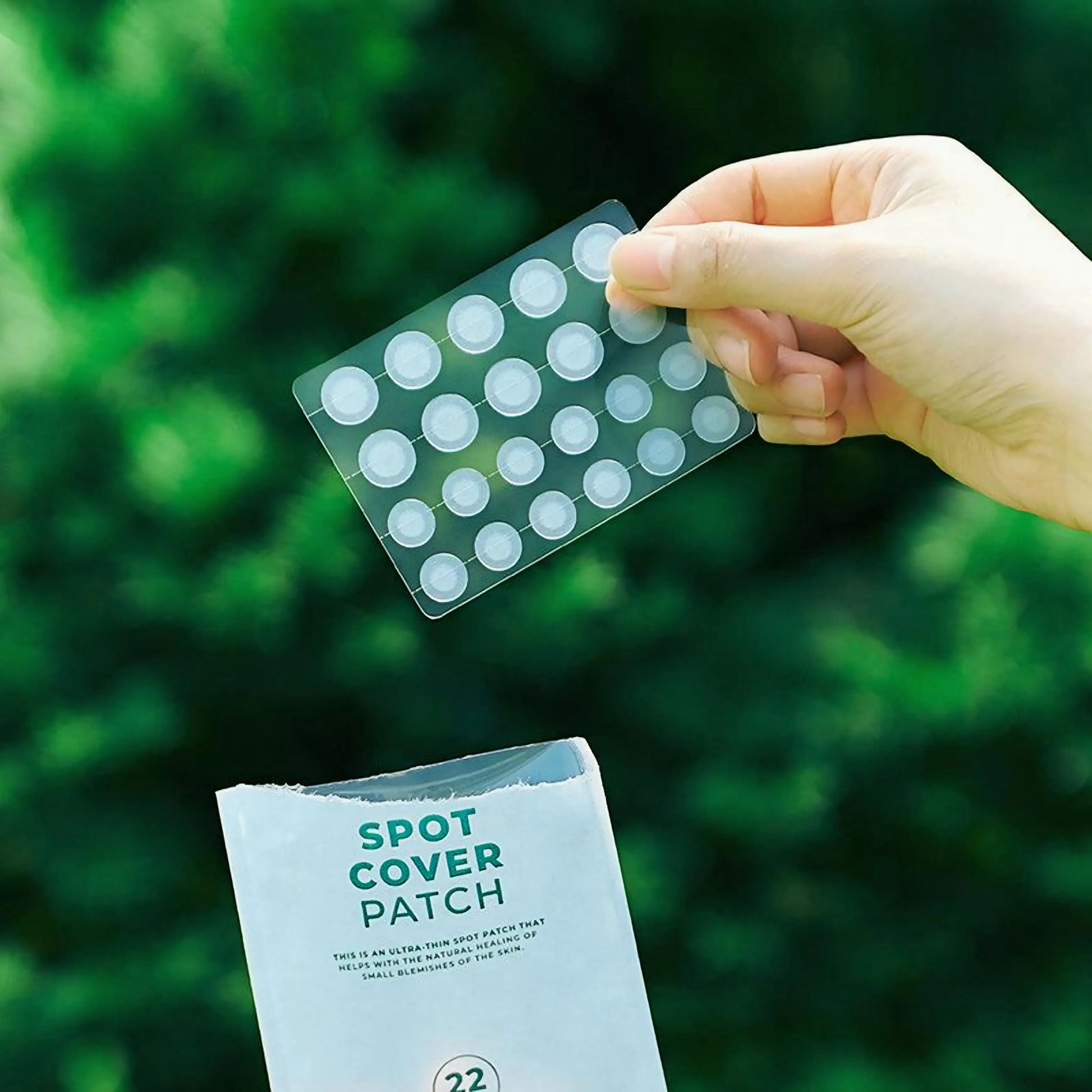 Spot Cover Patch da SKIN1004 – patches coreanos invisíveis para borbulhas, com centella asiática e filme hidrocolóide que protege, acalma e acelera a cicatrização de imperfeições. Aderem perfeitamente à pele, criando uma barreira contra bactérias e impurezas, enquanto reduzem a inflamação e absorvem o excesso de sebo. Essencial da cosmética coreana para um cuidado localizado eficaz na rotina de skincare k-beauty.