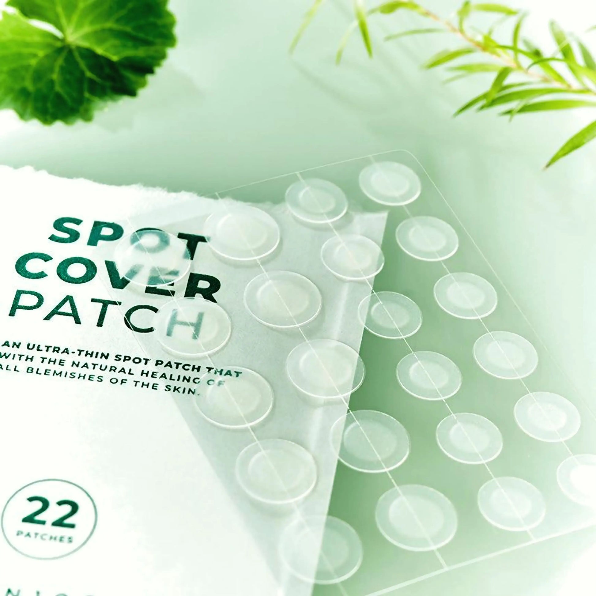 Spot Cover Patch da SKIN1004 – patches coreanos invisíveis para borbulhas, com centella asiática e filme hidrocolóide que protege, acalma e acelera a cicatrização de imperfeições. Aderem perfeitamente à pele, criando uma barreira contra bactérias e impurezas, enquanto reduzem a inflamação e absorvem o excesso de sebo. Essencial da cosmética coreana para um cuidado localizado eficaz na rotina de skincare k-beauty.