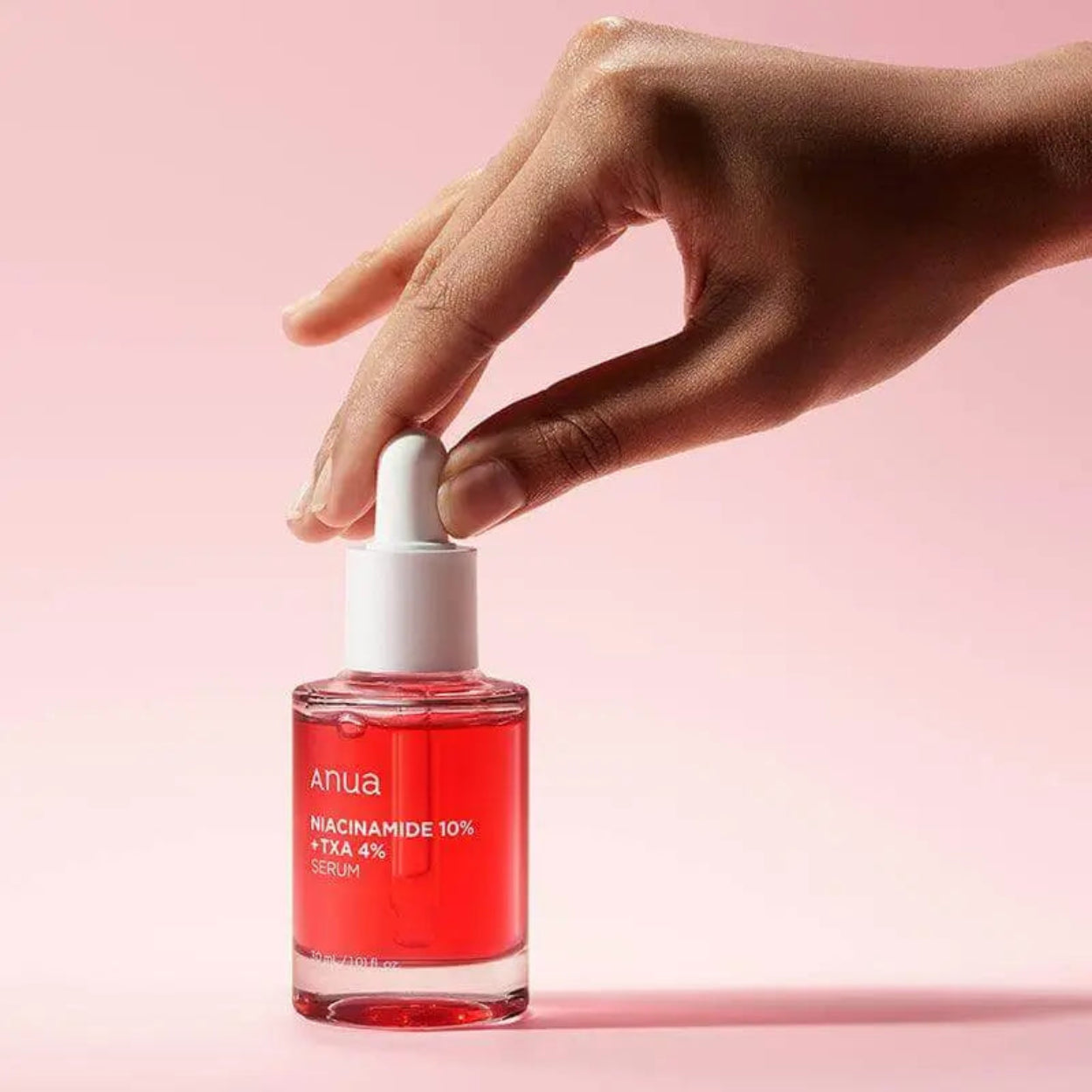 Niacinamide 10% + TXA 4% Serum da Anua – sérum iluminador e corretor de manchas com 10% de niacinamida e 4% de ácido tranexâmico, ideal para uniformizar o tom da pele e reduzir hiperpigmentação. A sua fórmula leve controla a oleosidade, melhora a textura e deixa a pele mais luminosa e saudável. Essencial na rotina de skincare coreano para um rosto uniforme e radiante.