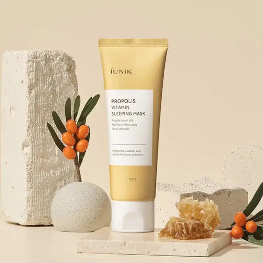 Propolis Vitamin Sleeping Mask da iUNIK – máscara noturna multifuncional com 16% de extrato de própolis, vitamina C e centella asiática, formulada para nutrir, iluminar e acalmar a pele enquanto dormes. Proporciona hidratação intensa, reforça a barreira cutânea e ajuda a revitalizar a tez, deixando a pele suave e radiante ao acordar. Essencial na rotina de skincare coreano para um boost de luminosidade e nutrição.