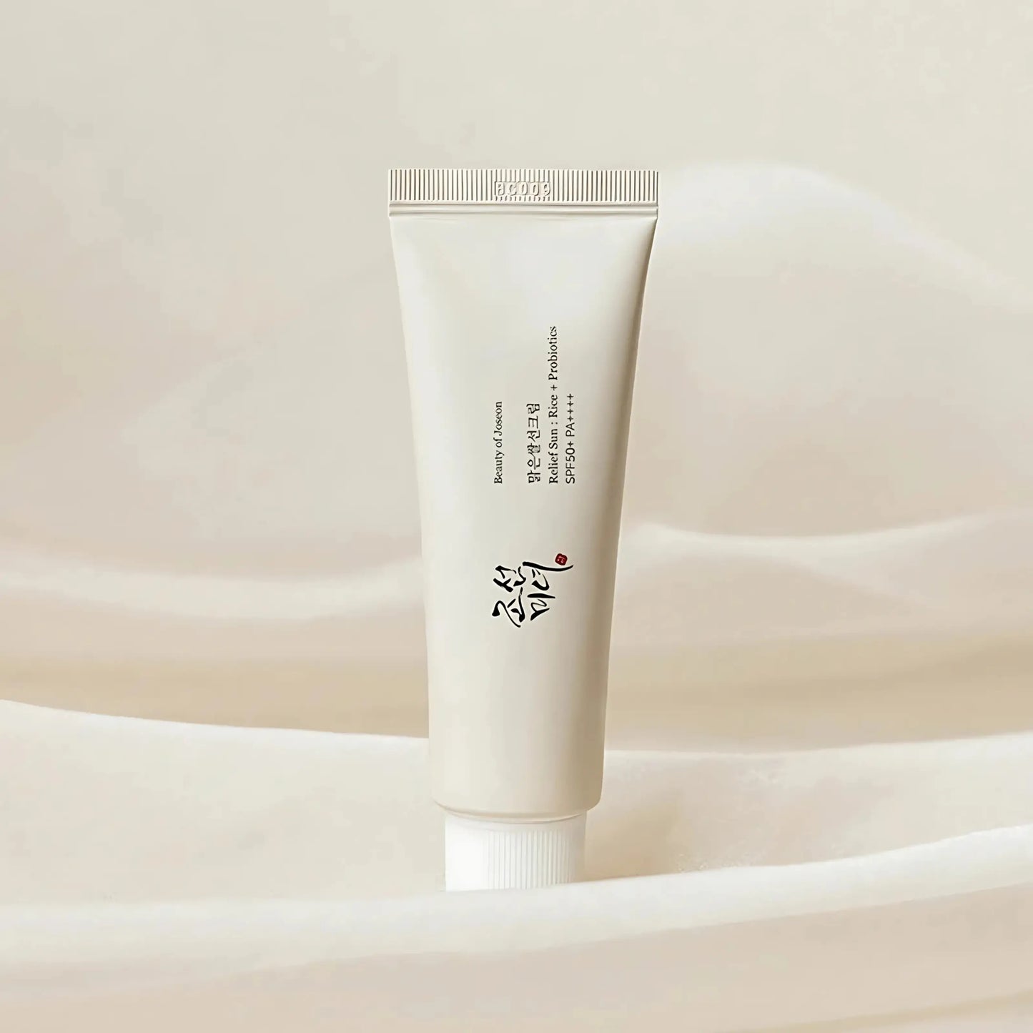 Beauty of Joseon Relief Sun: Rice + Probiotics com fundo claro – protetor solar coreano hidratante com arroz e probióticos, textura leve, acabamento invisível, ideal para uso diário, cosmética coreana, skincare k-beauty Portugal