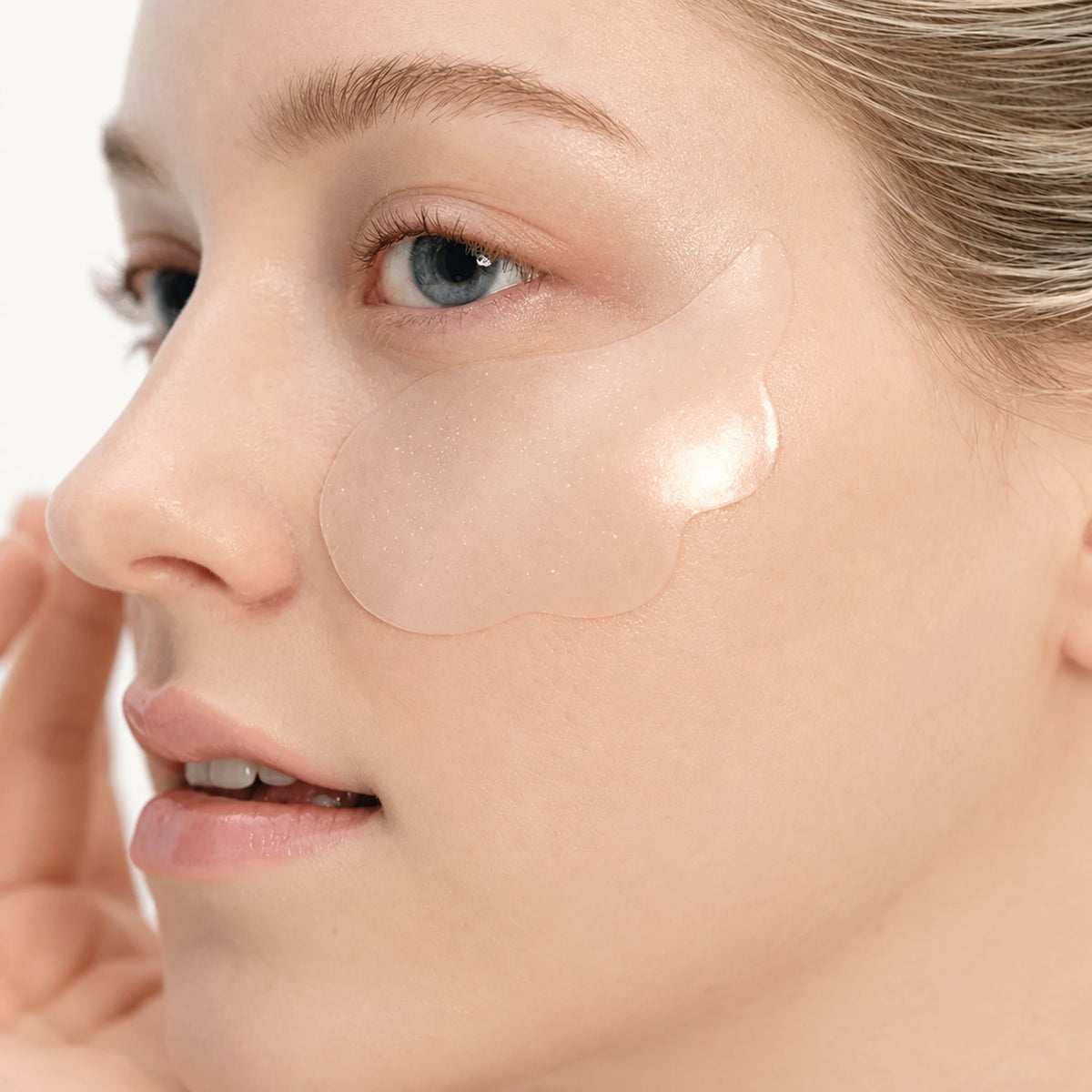Pormenor de um patch Beauty of Joseon Revive Under Eye Patch Ginseng + Retinal aplicado sob o olho.