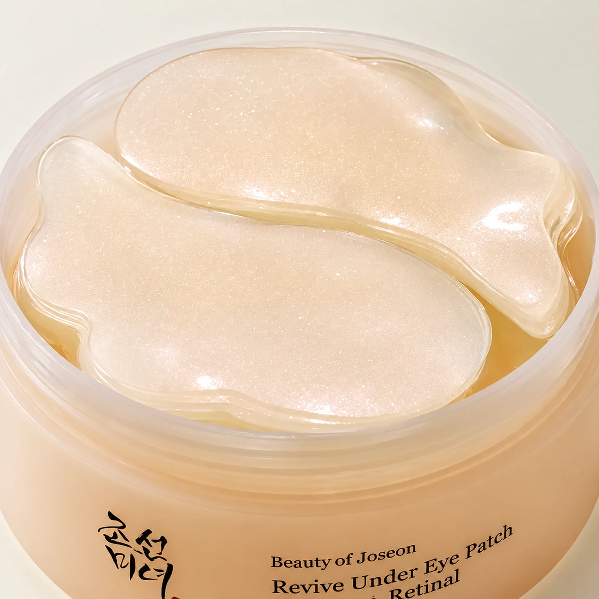 Detalhe dos patches de hidrogel Beauty of Joseon Revive Under Eye Patch Ginseng + Retinal na embalagem aberta.