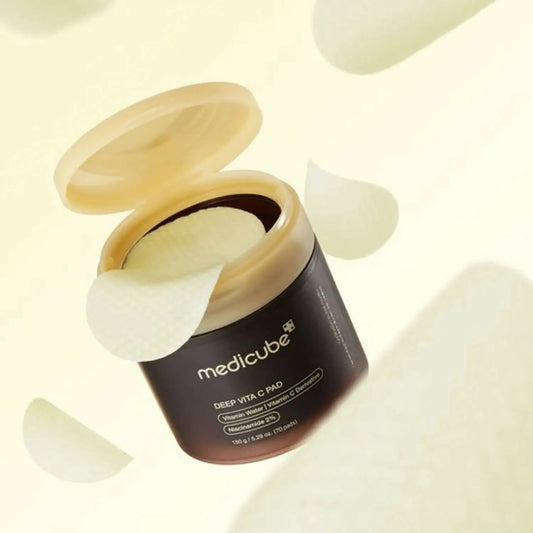 Deep Vita C Pad da Medicube com discos embebidos em vitamina C e niacinamida, frasco aberto com fundo amarelo suave – cosmética coreana e skincare k-beauty Portugal
