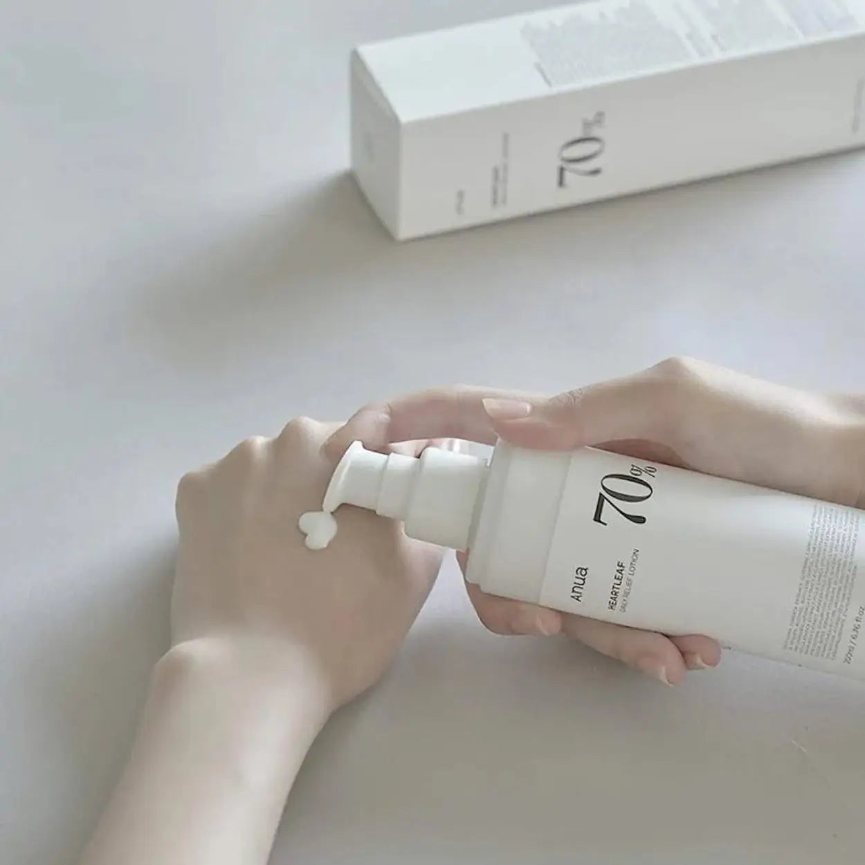 ANUA Heartleaf 70% Daily Relief Lotion a ser aplicada nas mãos – loção facial leve e refrescante com houttuynia cordata para uso diário, ideal para pele reativa, cosmética coreana, skincare k-beauty Portugal