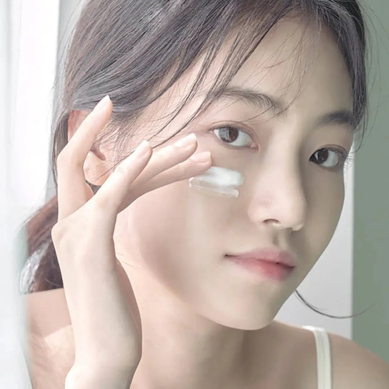ANUA Heartleaf 70% Daily Relief Lotion aplicada por modelo no rosto – loção calmante coreana de rápida absorção, ideal para peles mistas e sensíveis, cosmética coreana, skincare k-beauty Portugal