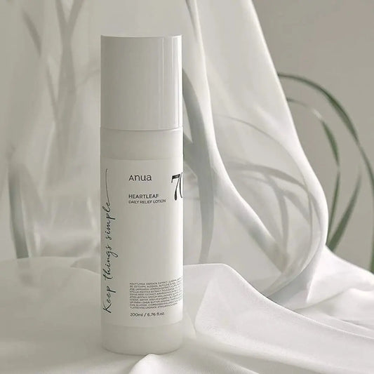 ANUA Heartleaf 70% Daily Relief Lotion sobre tecido branco suave – loção coreana calmante com 70% de heartleaf para hidratar e acalmar a pele sensível, cosmética coreana, skincare k-beauty Portugal
