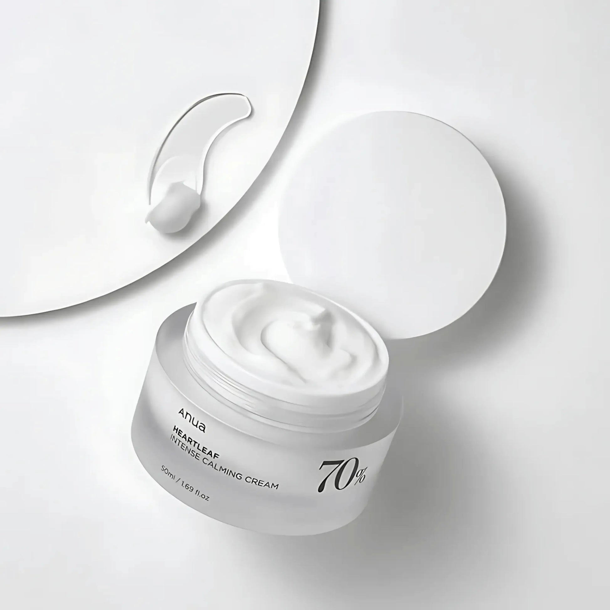 ANUA Heartleaf 70% Intense Calming Cream com tampa aberta e textura visível – creme facial nutritivo e suave com houttuynia cordata para reduzir vermelhidão, cosmética coreana, skincare k-beauty Portugal