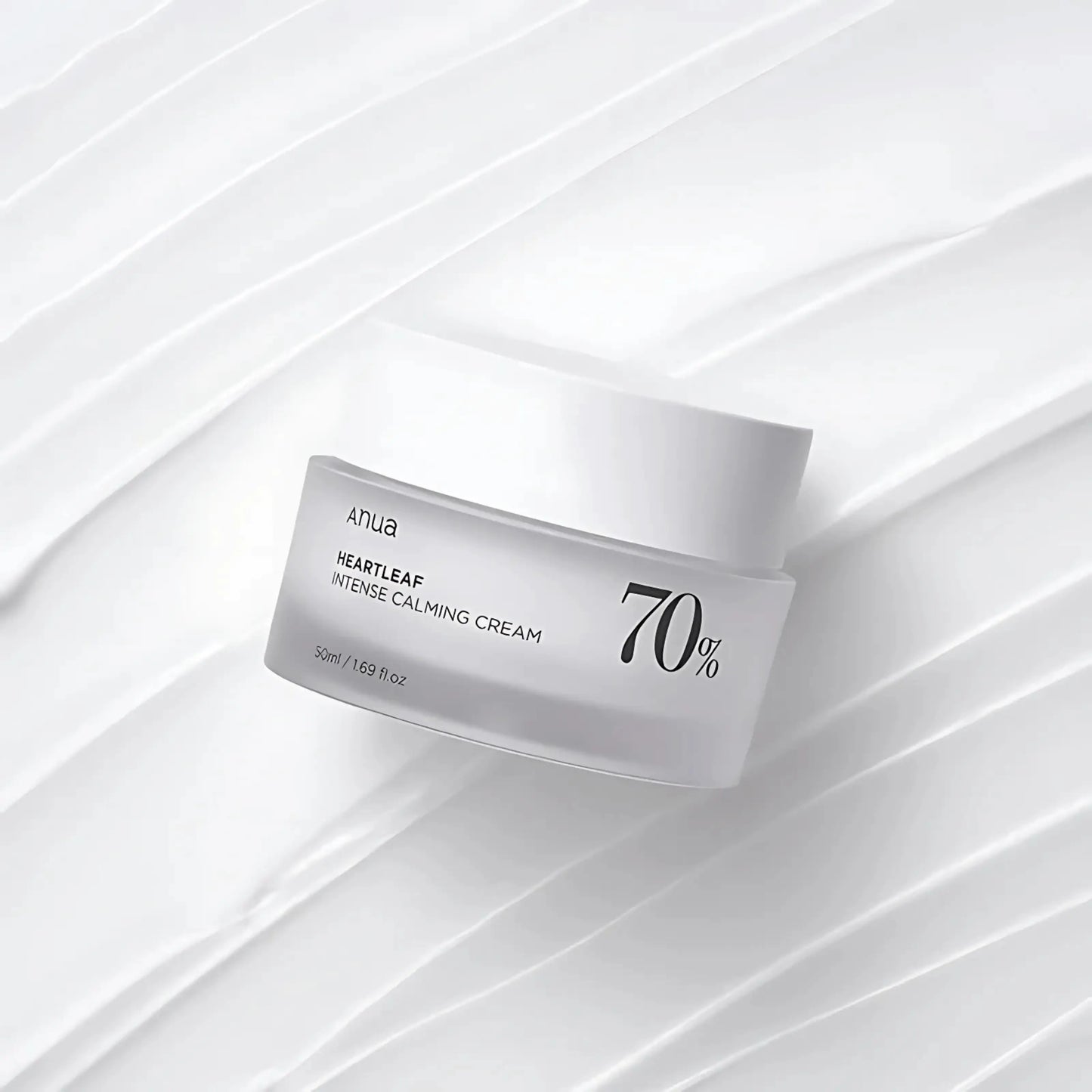 ANUA Heartleaf 70% Intense Calming Cream com riscas de creme sobre fundo branco – creme facial calmante com alto teor de heartleaf, para pele sensibilizada e reativa, cosmética coreana, skincare k-beauty Portugal