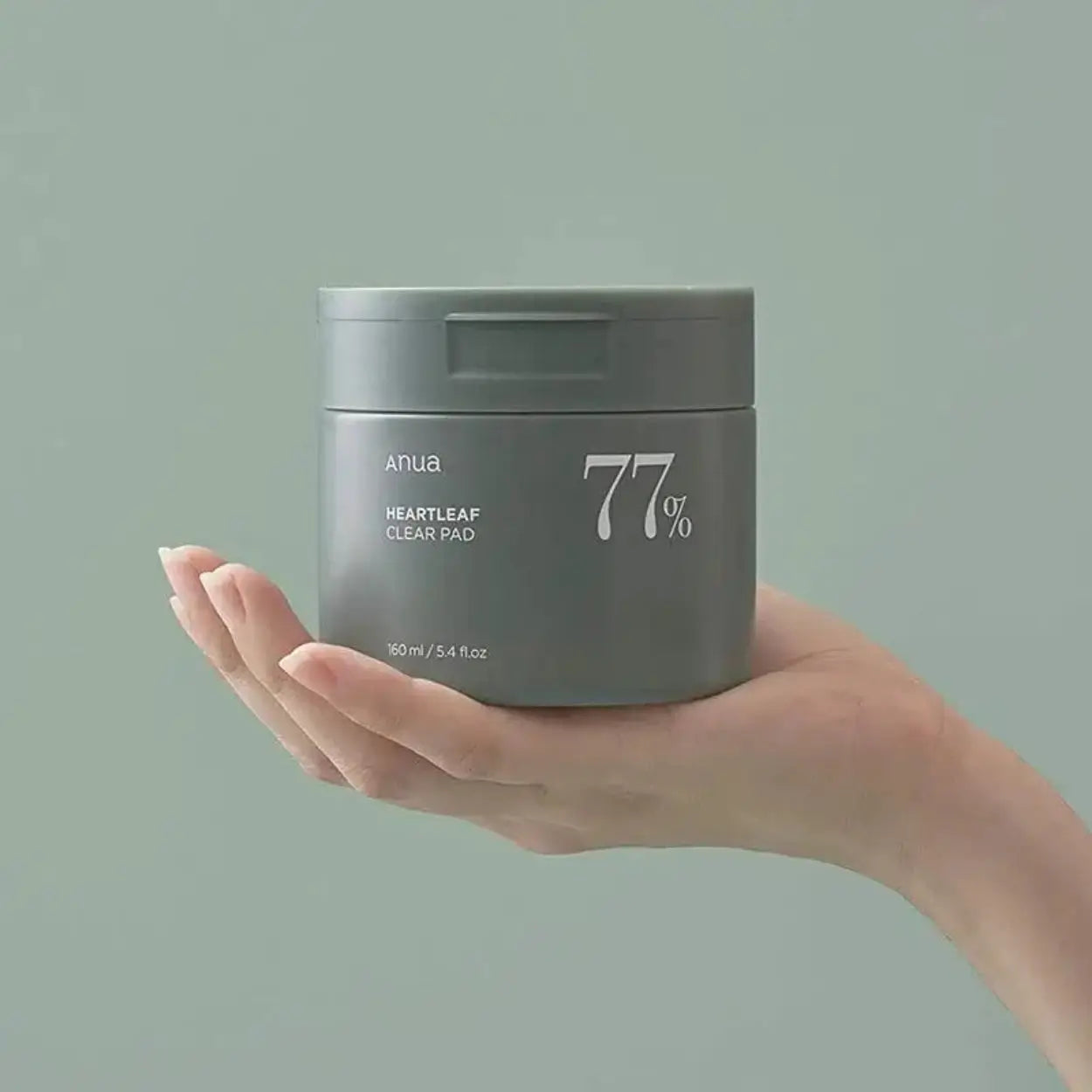 ANUA Heartleaf 77% Toner Pad com boião sobre uma mão aberta – tónico em formato prático com ação anti-inflamatória e suavizante, cosmética coreana, skincare k-beauty Portugal