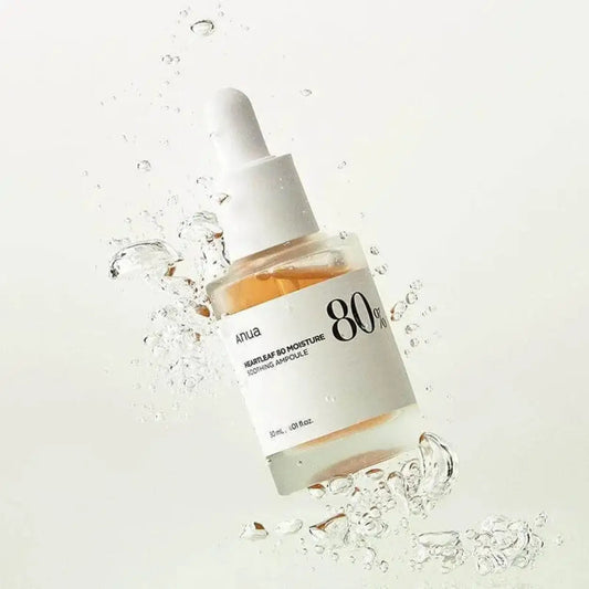 ANUA Heartleaf 80% Soothing Ampoule com frasco rodeado por gotas de água – sérum coreano calmante com 80% de heartleaf para pele sensível ou reativa, cosmética coreana, skincare k-beauty Portugal