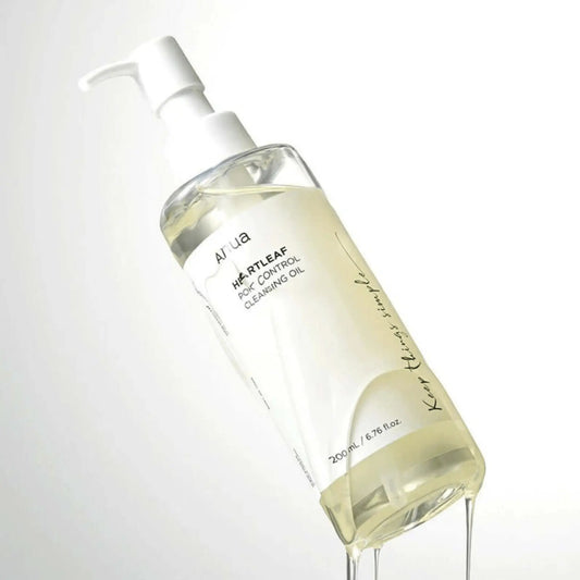 ANUA Heartleaf Pore Control Cleansing Oil com frasco inclinado em fundo iluminado – óleo de limpeza coreano com heartleaf para poros e oleosidade, cosmética coreana, skincare k-beauty Portugal