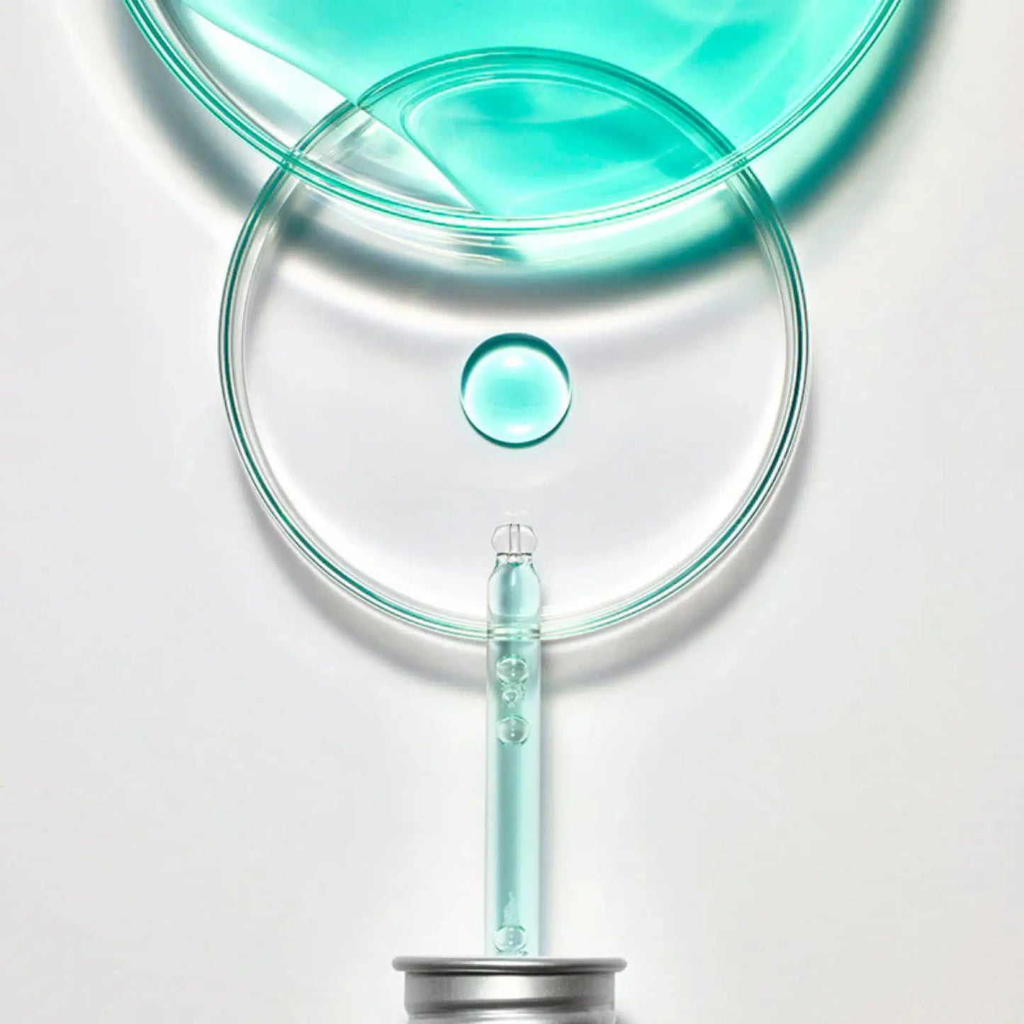 Anua PDRN Hyaluronic Acid Capsule 100 Serum 30ml, sérum coreano intensivo com ácido hialurónico e PDRN que hidrata profundamente e regenera a pele, close-up do conta-gotas com gota azul suspensa sobre fundo branco, cosmética coreana skincare k-beauty Portugal.