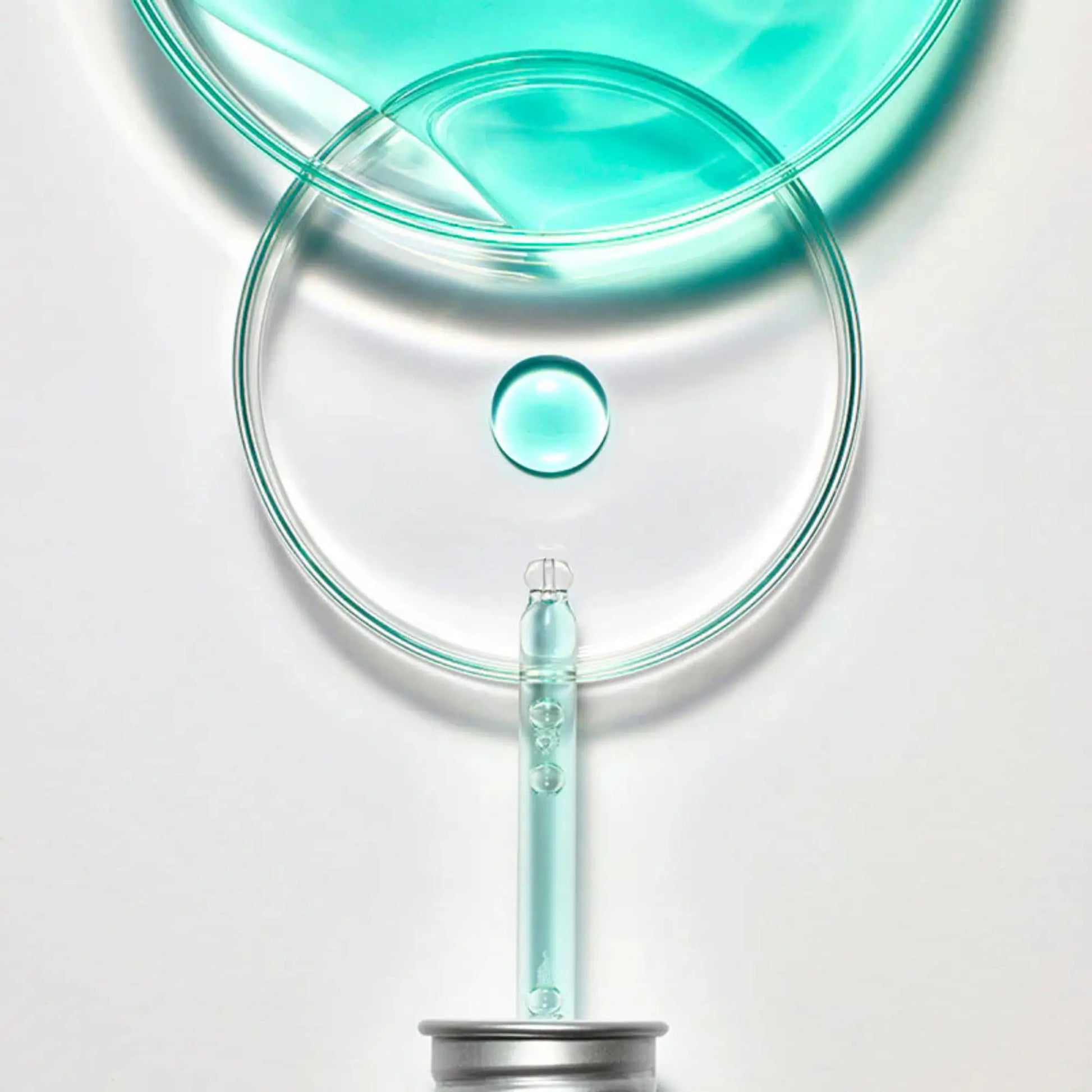 Anua PDRN Hyaluronic Acid Capsule 100 Serum 30ml, sérum coreano intensivo com ácido hialurónico e PDRN que hidrata profundamente e regenera a pele, close-up do conta-gotas com gota azul suspensa sobre fundo branco, cosmética coreana skincare k-beauty Portugal.