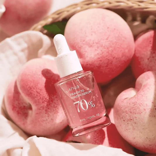 ANUA Peach 70% Niacinamide Serum num cesto com pêssegos – sérum coreano iluminador com niacinamida e 70% de extrato de pêssego para uniformizar o tom da pele, cosmética coreana, skincare k-beauty Portugal