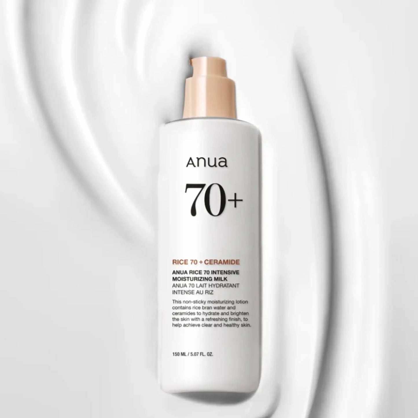 Anua Rice 70 Intensive Moisturizing Milk 150ml, loção hidratante coreana de arroz para pele nutrida, suave e luminosa, frasco em pé com textura branca espalhada ao lado sobre fundo branco, cosmética coreana skincare k-beauty Portugal.