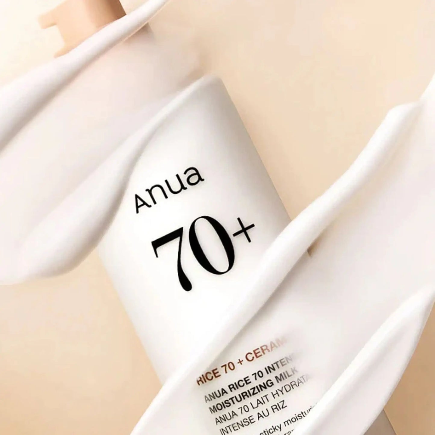 Anua Rice 70 Intensive Moisturizing Milk 150ml, loção hidratante coreana com arroz para pele nutrida, luminosa e com barreira cutânea fortalecida, frasco deitado em fundo claro com sombra suave, cosmética coreana skincare k-beauty Portugal.