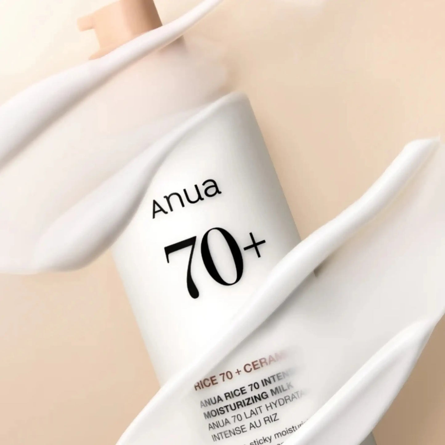 Anua Rice 70 Intensive Moisturizing Milk 150ml, loção facial coreana nutritiva com arroz para hidratação intensa e luminosidade, frasco inclinado com líquido branco a escorrer sobre fundo bege, cosmética coreana skincare k-beauty Portugal.