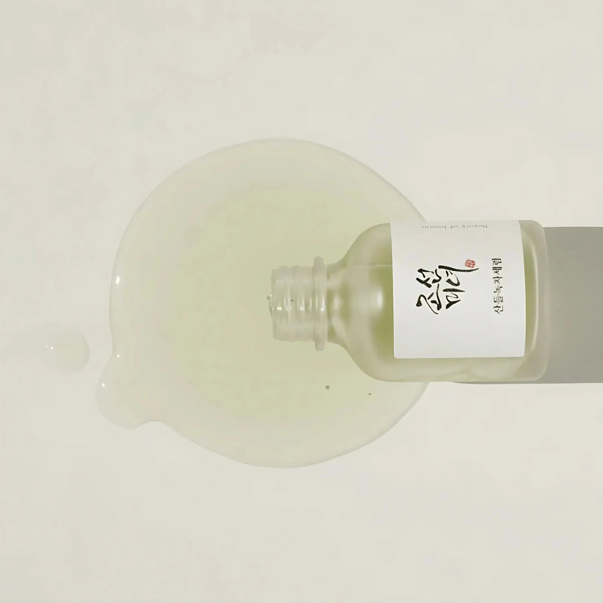 Beauty of Joseon Calming Serum 30ml – sérum calmante em destaque com folhas de chá verde ao fundo. Ideal para peles sensíveis. Cosmética coreana skincare k-beauty Portugal