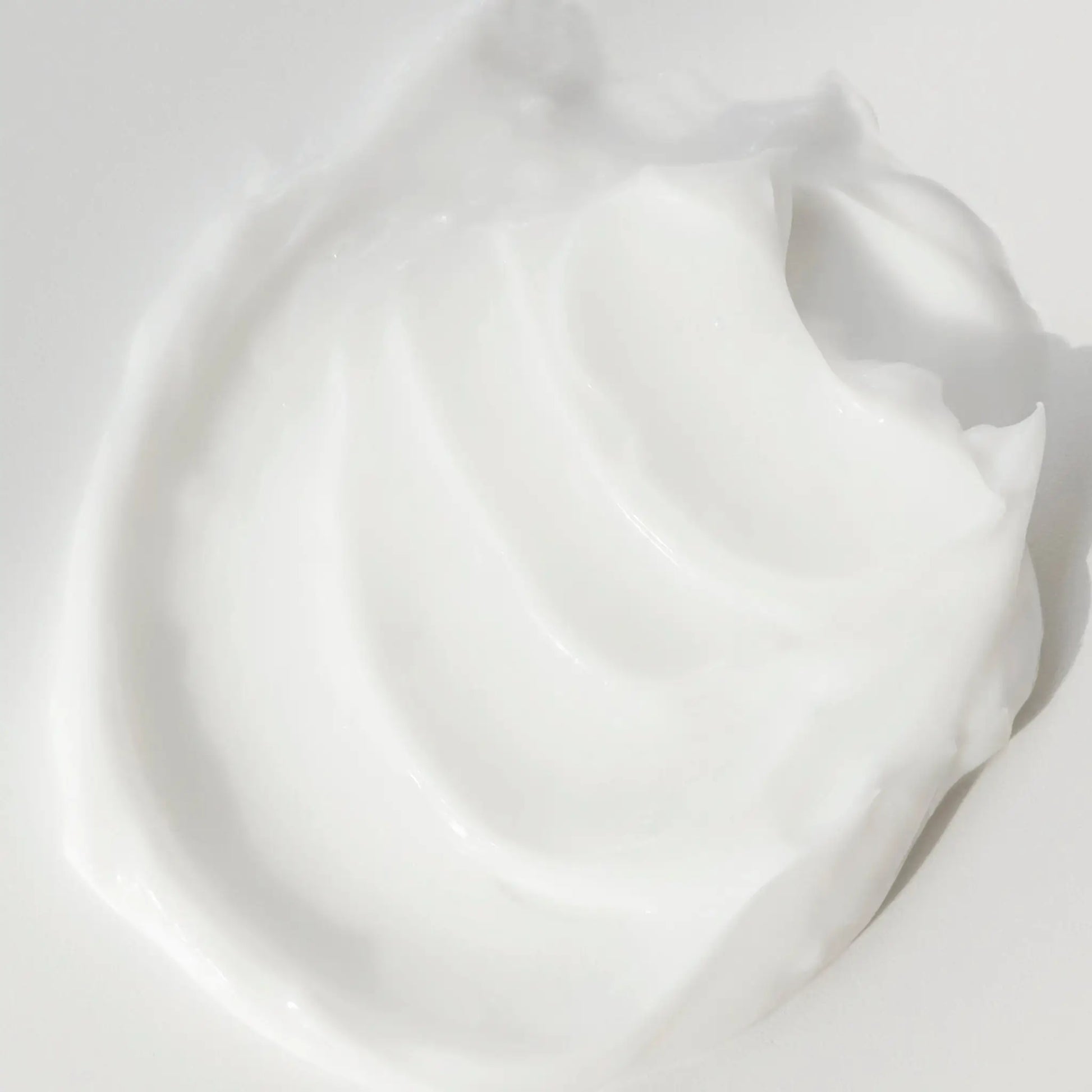Textura cremosa da Beauty of Joseon Dynasty Cream em close-up – creme coreano nutritivo com ingredientes tradicionais, ideal para pele baça, cosmética coreana, skincare k-beauty Portugal