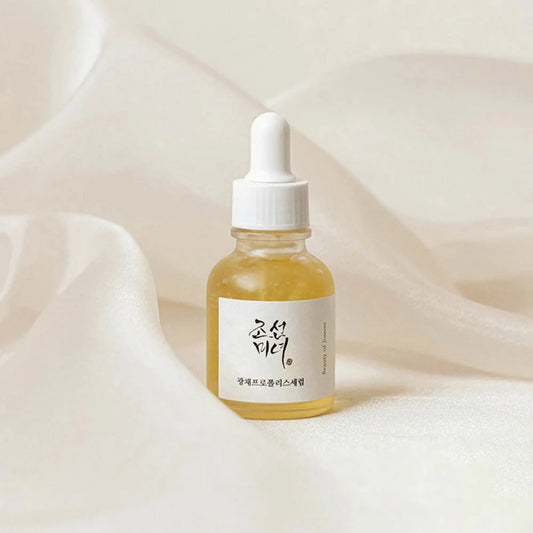 Beauty of Joseon Glow Serum Propolis + Niacinamide 30ml, sérum coreano iluminador com própolis calmante e niacinamida para luminosidade, uniformização do tom e redução de poros, frasco em pé sobre tecido branco suave, cosmética coreana skincare k-beauty Portugal.