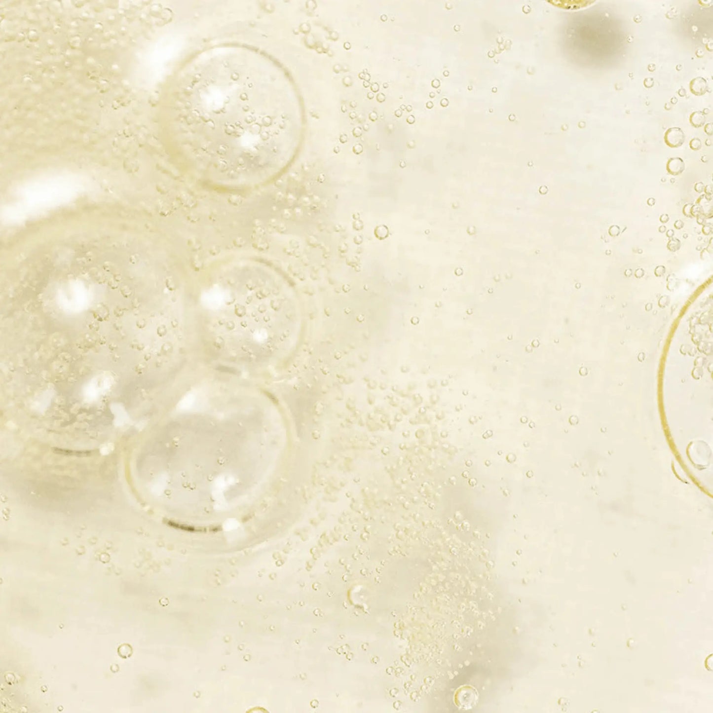 Beauty of Joseon Glow Serum Propolis + Niacinamide 30ml, sérum coreano iluminador de textura leve com própolis e niacinamida, promove hidratação e brilho natural, close-up da textura dourada com bolhas, cosmética coreana skincare k-beauty Portugal.