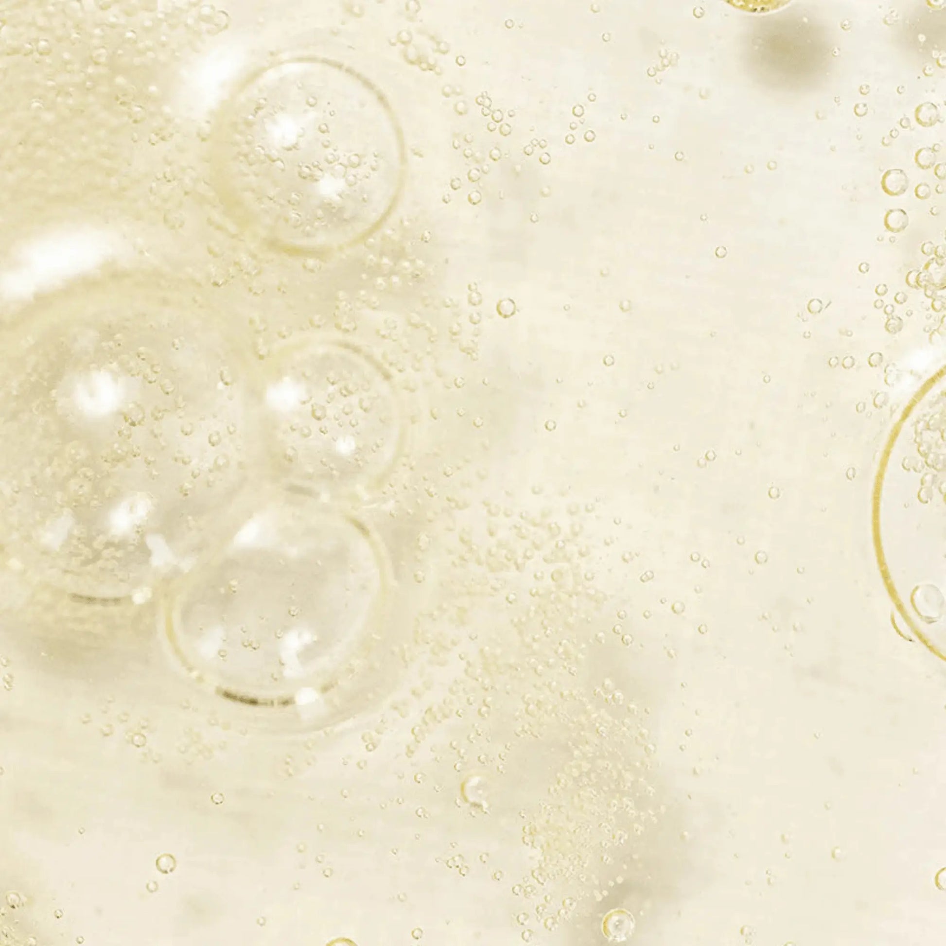 Beauty of Joseon Glow Serum Propolis + Niacinamide 30ml, sérum coreano iluminador de textura leve com própolis e niacinamida, promove hidratação e brilho natural, close-up da textura dourada com bolhas, cosmética coreana skincare k-beauty Portugal.